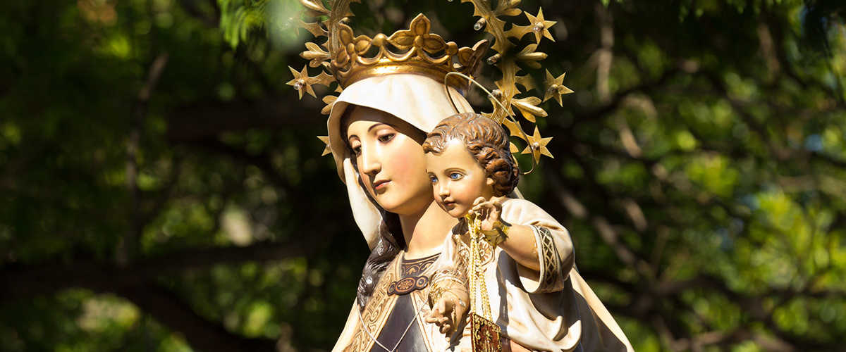 Abahana Villas - Detail of the sculpture of the Virgen del Carmen procession.