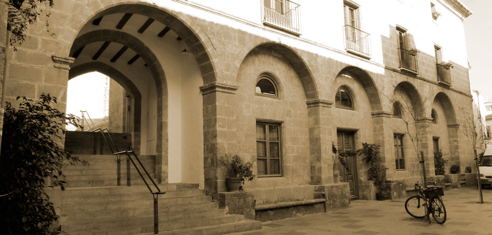 Abahana Villas - Bike ride through Jávea in the historic center, entrance to the church square. Abahana Villas - Bike ride through Jávea in the historic center, entrance to the church square.