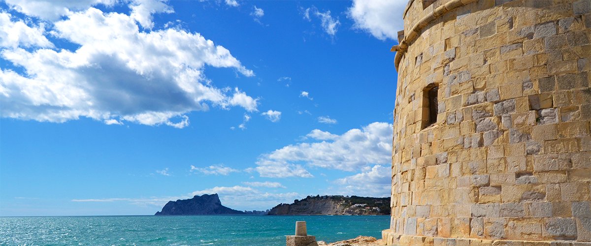 Abahana Villas - Vistas de Calpe desde el castillo de Moraira. Abahana Villas - Vistas de Calpe desde el castillo de Moraira.