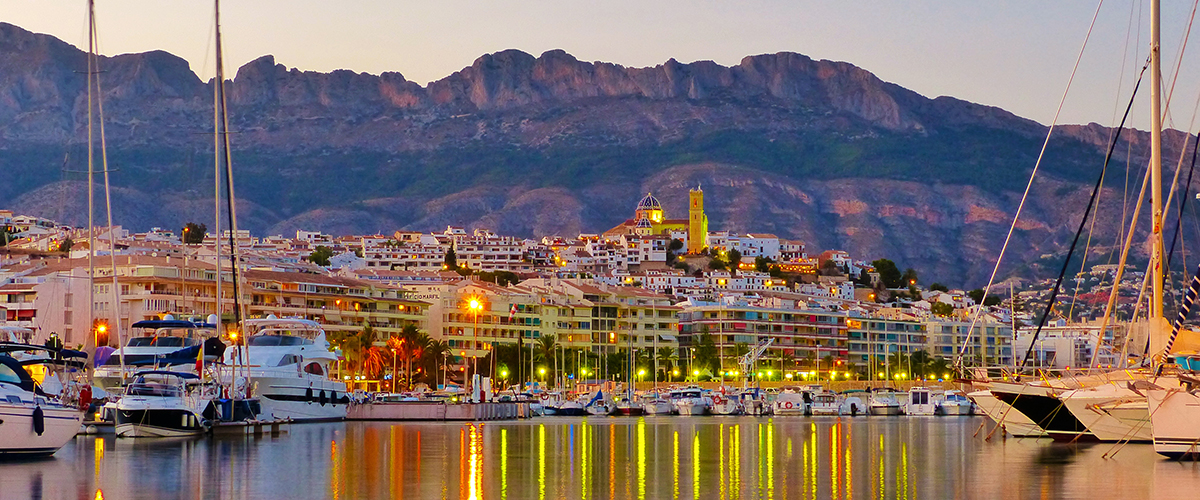 Abahana Villas - Vista del pueblo y puerto de Altea. Abahana Villas - Vista del pueblo y puerto de Altea.