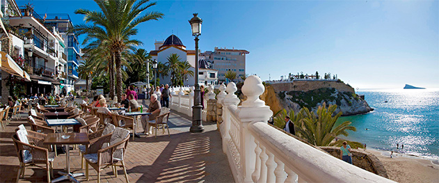 Turismo Benidorm - Terrazas en el paseo de Poniente. Turismo Benidorm - Terrazas en el paseo de Poniente.