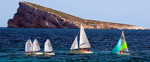 Turismo Benidorm - Práctica de vela en la isla de Benidorm. Turismo Benidorm - Práctica de vela en la isla de Benidorm.