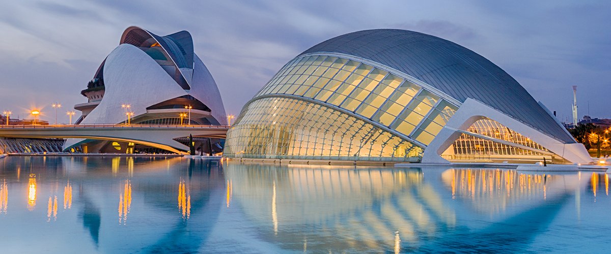 Abahana Villas - Night view of the Arts and Sciences City of Valencia.
