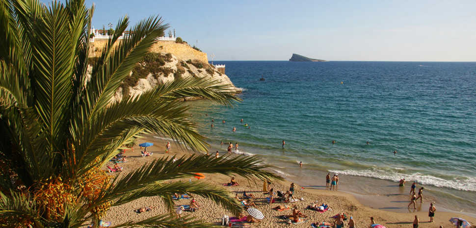 Abahana Villas - Blick auf die Bucht del Mal Pas und die Insel von Benidorm.