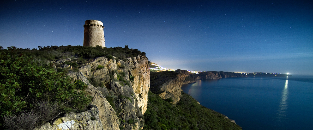 Abahana Villas - Nacht Blick auf den Turm von Cap d'Or Moraira. Abahana Villas - Nacht Blick auf den Turm von Cap d'Or Moraira.
