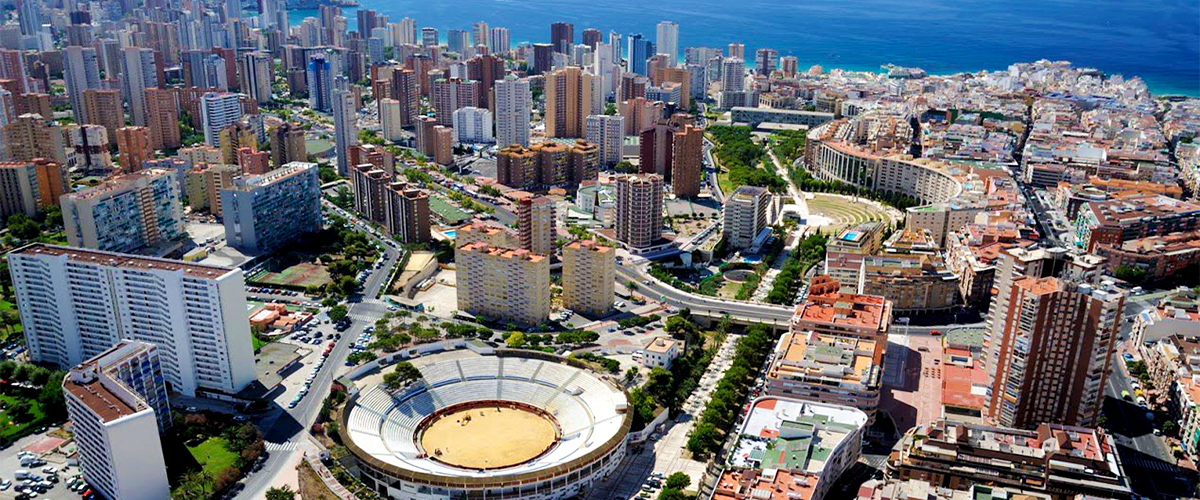 Abahana Villas - Luftaufnahme von der Arena von Benidorm.