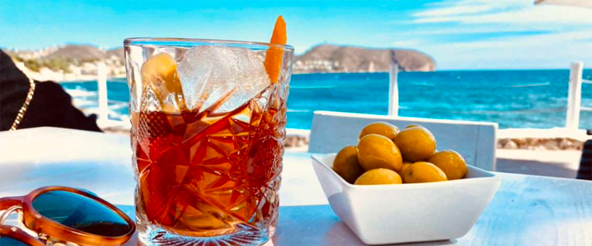 Jarabe de PAlo - Vista del vermut al lado de la piscina.