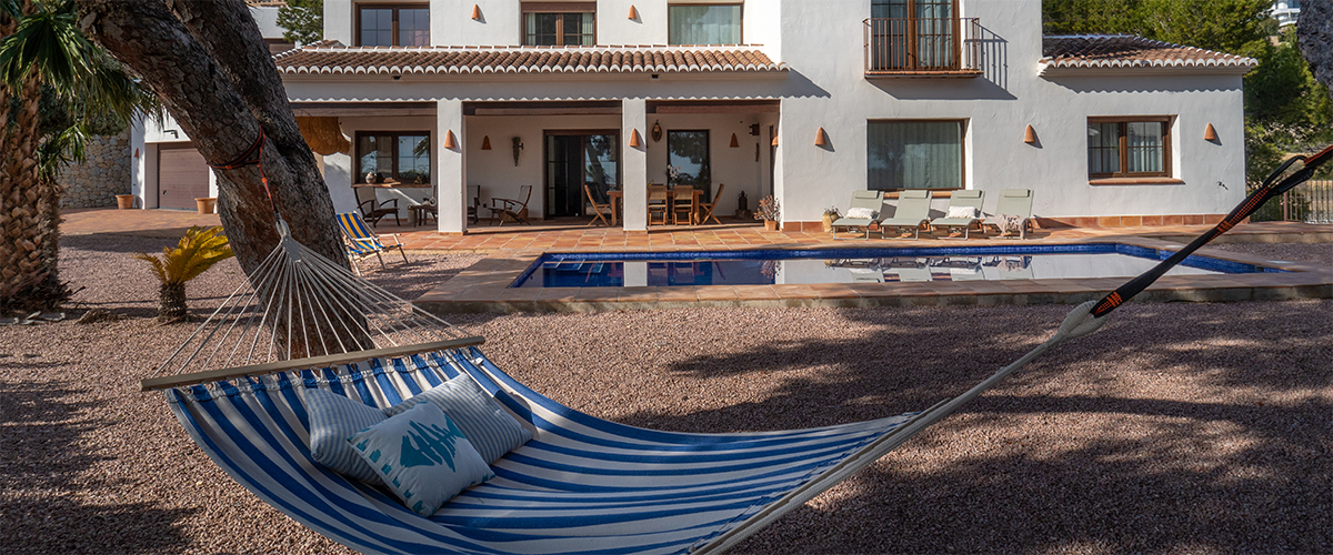Abahana Villas - Hanging hammock at Villa Harmonia.